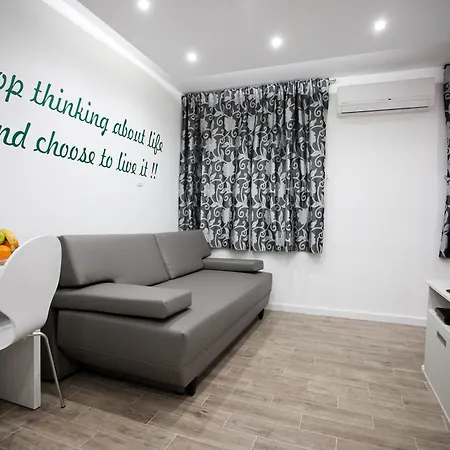 4 In Apartament *